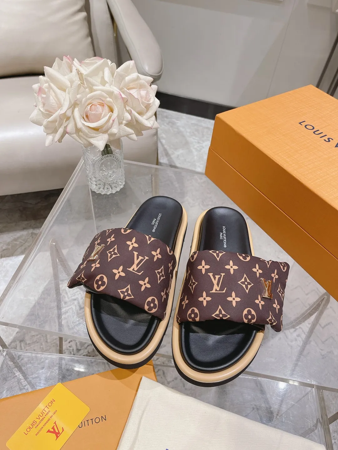👟👟Ex-factory price 360👟👟 Lvjia brand | ²⁰²5 𝐬𝐬 💛2025 spring and summer latest popular Velcro series...Couple style thick-soled slippers, new rare products at the purchasing level💫 🍒This style is the favorite of celebrities🌟big internet celebrities. A simple and elegant sandal. A good style that you can't take your eyes off at a glance! The thick sole has the effect of increasing the height of the feet. It has the function of elongating the legs immediately. It is exquisite and low-key luxury✔️ No matter it is paired with skirts or trousers, it is super aura🛍 ━━━━━ ЅᏇєєt ━━━━━ ▪️Upper: LV old floral fabric ▪️Outsole: original molded outsole ▪️Shoe size: 35-45